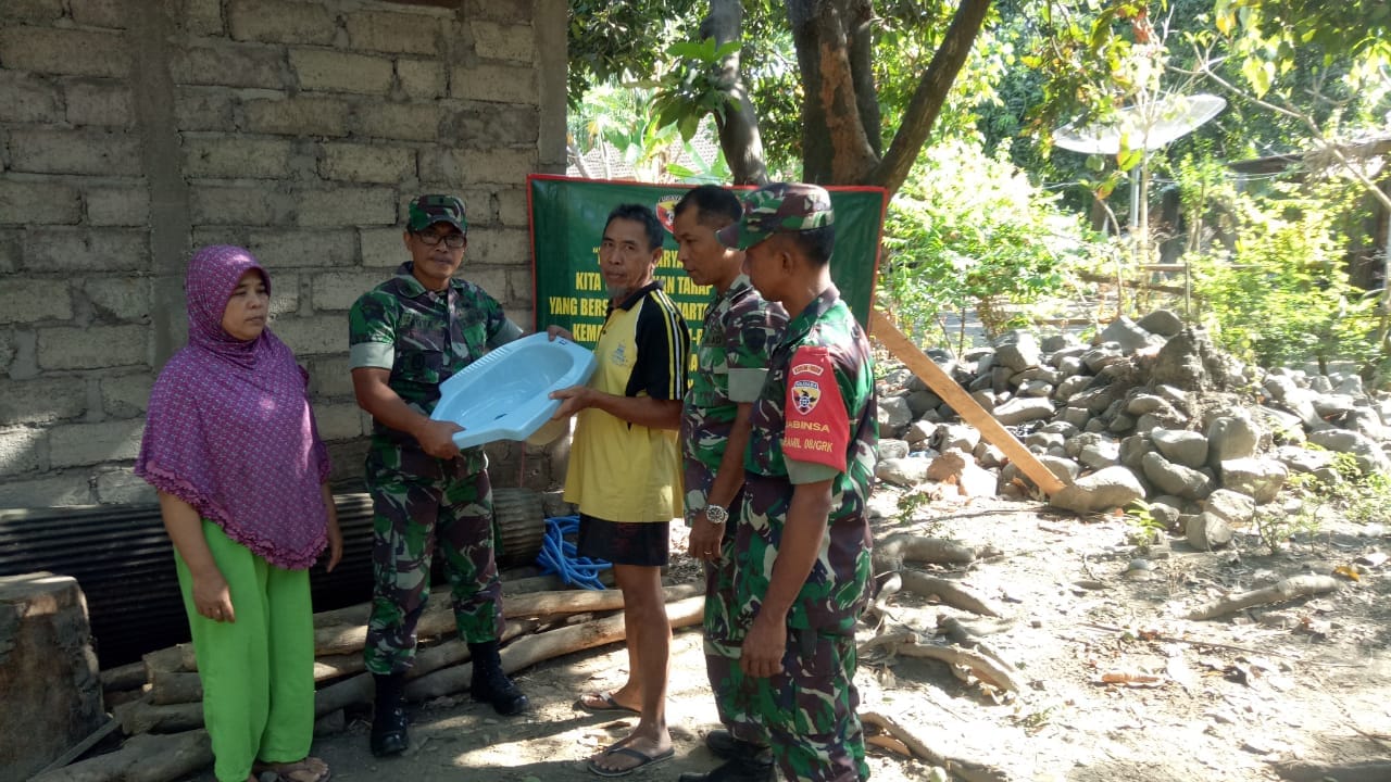 Kodim Buleleng Serahkan Bantuan Jamban Untuk Warga