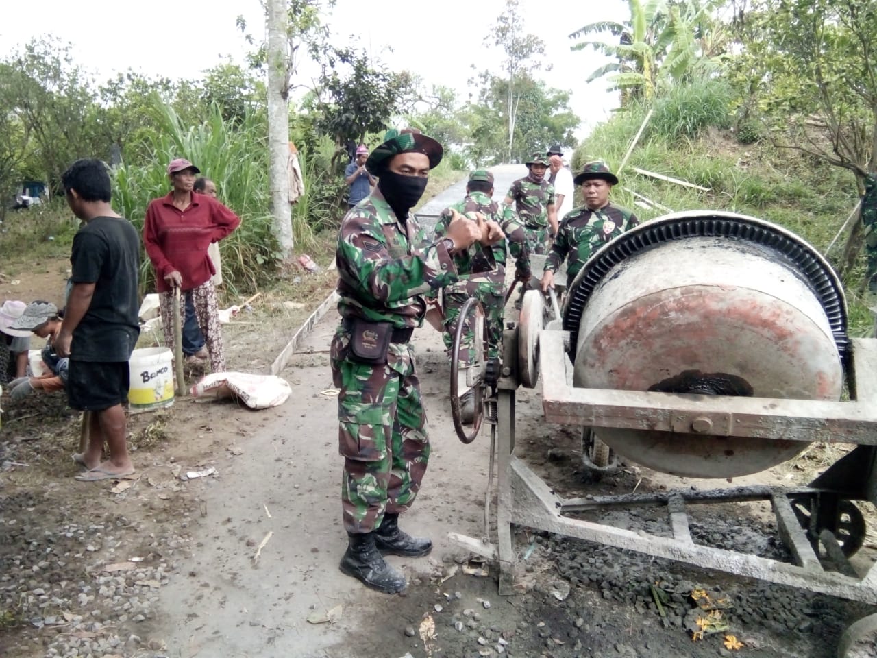 Kodim Bangli Melakukan Karya Bhakti Di Desa Batur Tengah