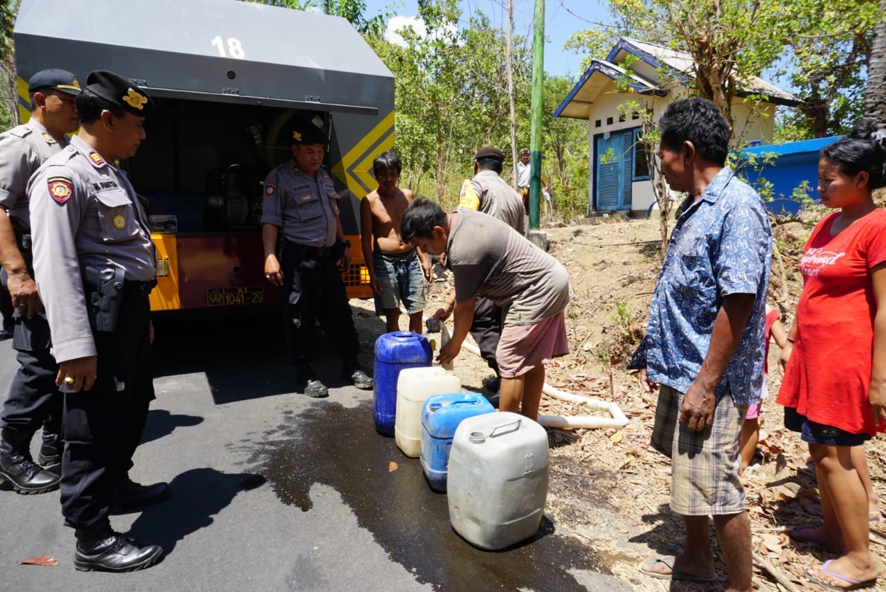 Polres Buleleng Turunkan Amoured Water Connan Di Desa Tembok