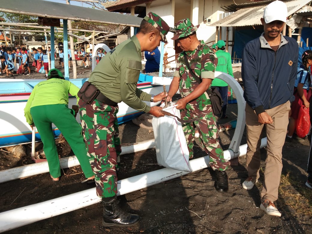 Kodim Dan DLH Gianyar Gelar Aksi Bersih-Bersih Di Pantai Lebih