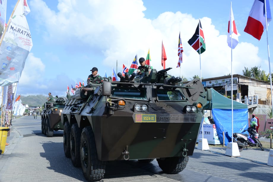 Ribuan Warga Loteng Apresiasi Aksi “Freefall” Puluhan Penerjun TNI-Polri