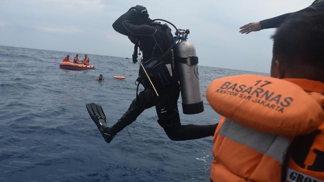 Puluhan Pasukan Katak Diterjunkan Pastikan Lokasi Kotak Hitam
