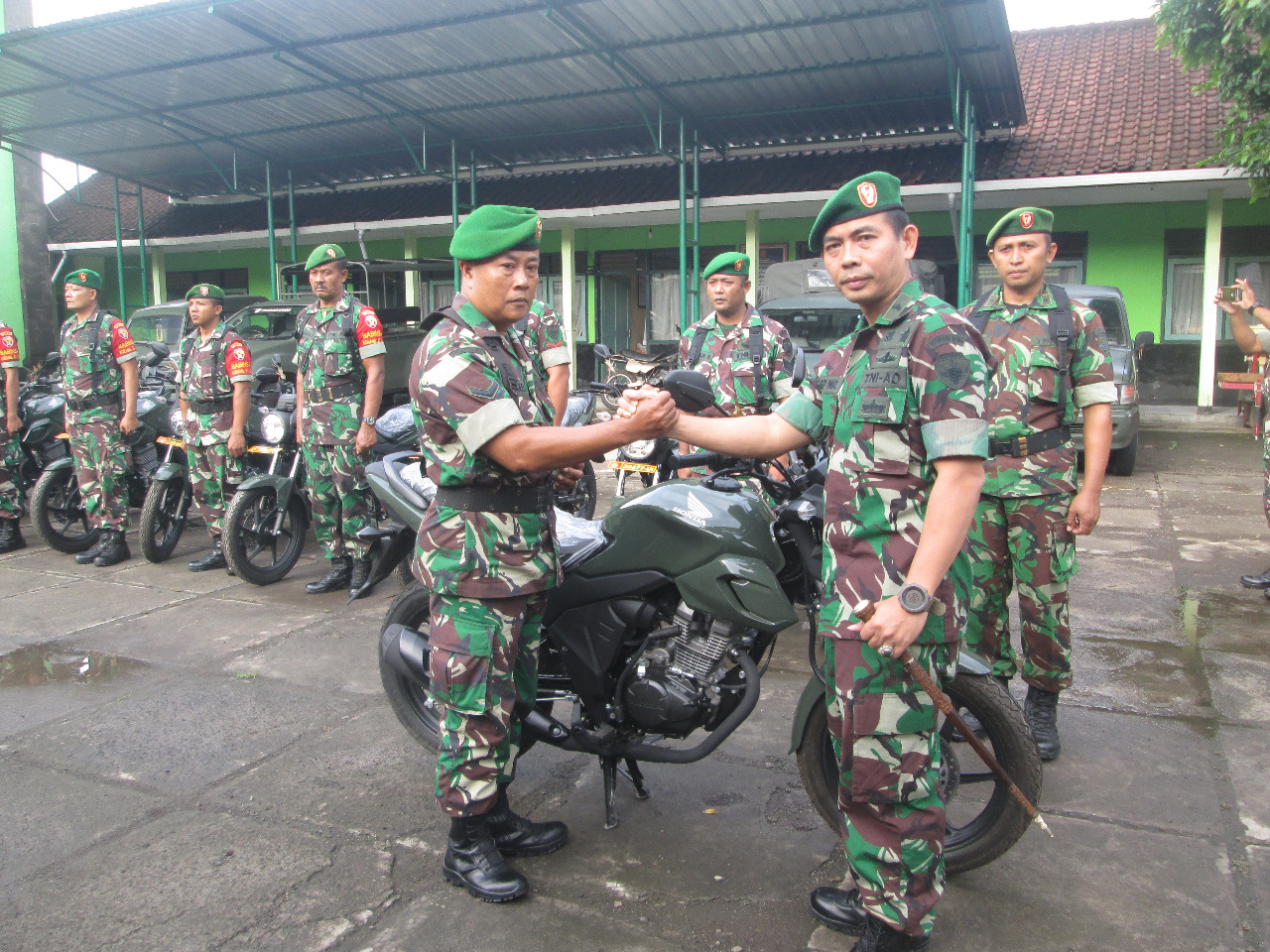 Dukung Operasional Babinsa, Dandim Gianyar Serahkan 15 Unit Sepeda Motor.