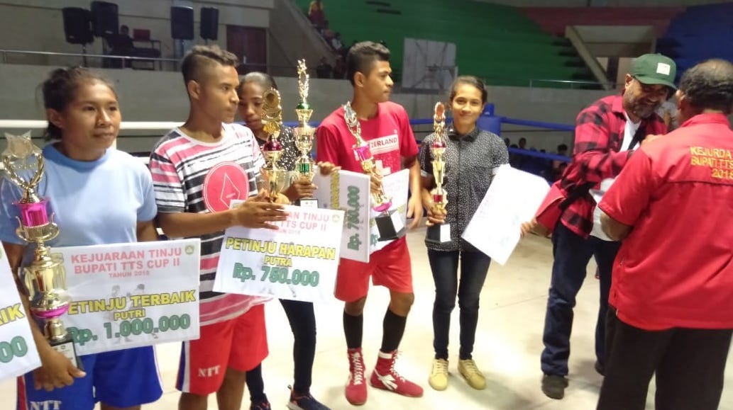 Petinju Belu Raih Juara Umum Dalam Perebutan Piala Bupati TTS