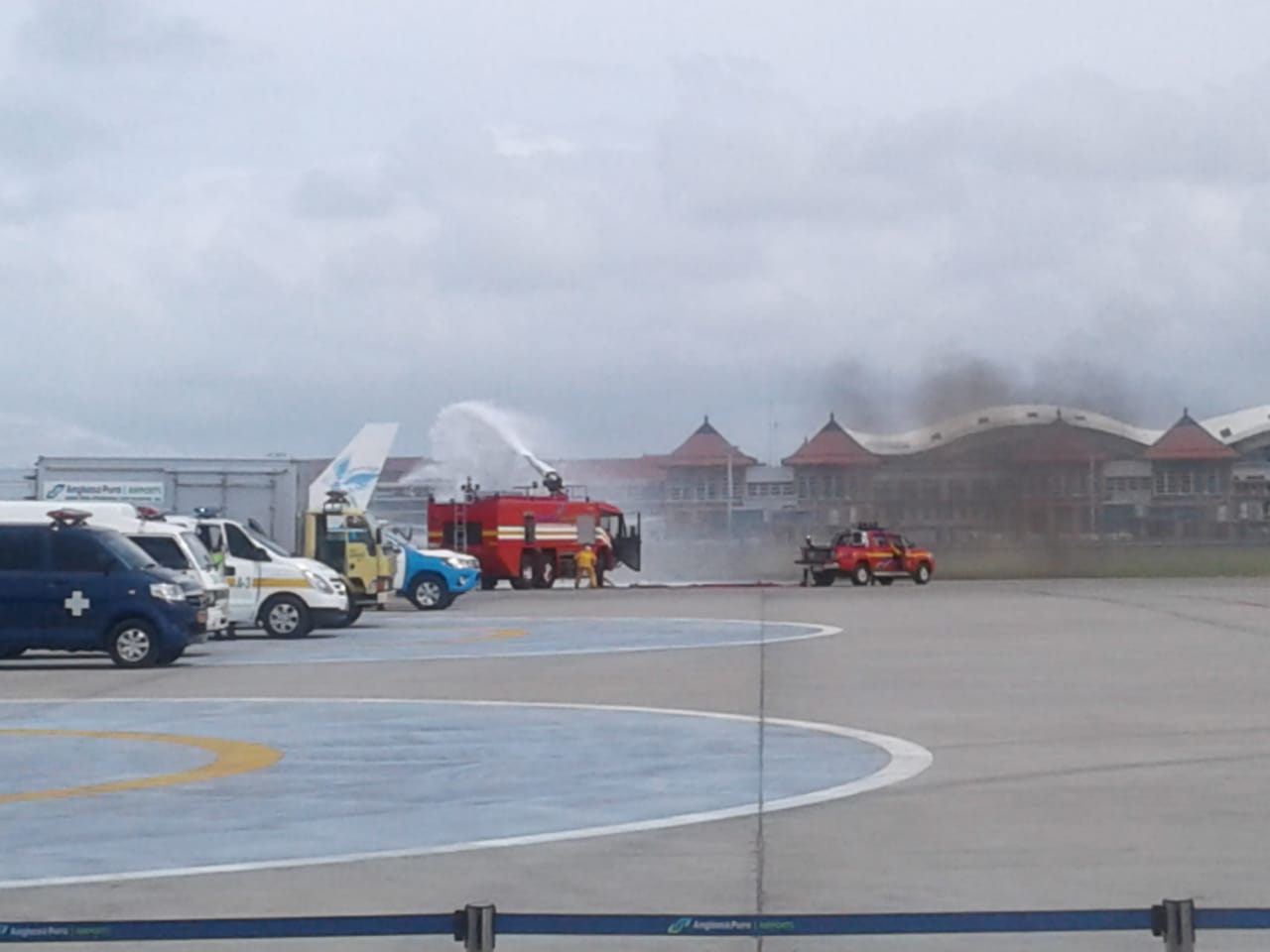 Roda Kiri Macet, Pesawat Limate Air ‘Terbakar’ di Bandara Ngurah Rai