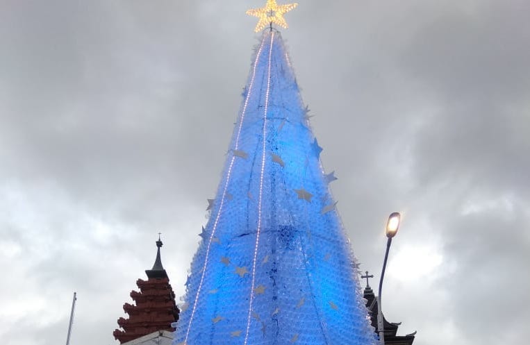 Pohon Natal dari 8 Ribuan Botol ada di Gereja Katedral Denpasar