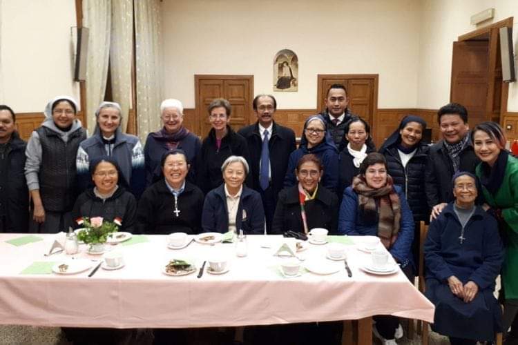 Menteri Susi Pudjiastuti Ajak Paus Berkunjung Ke Indonesia