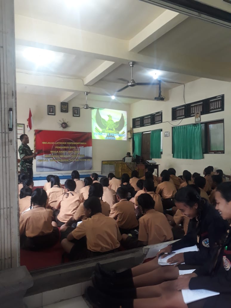 Babinsa Bukian Edukasi Wawasan Kebangsaan Kepada Siswa Siswi SMPN 1 Payangan