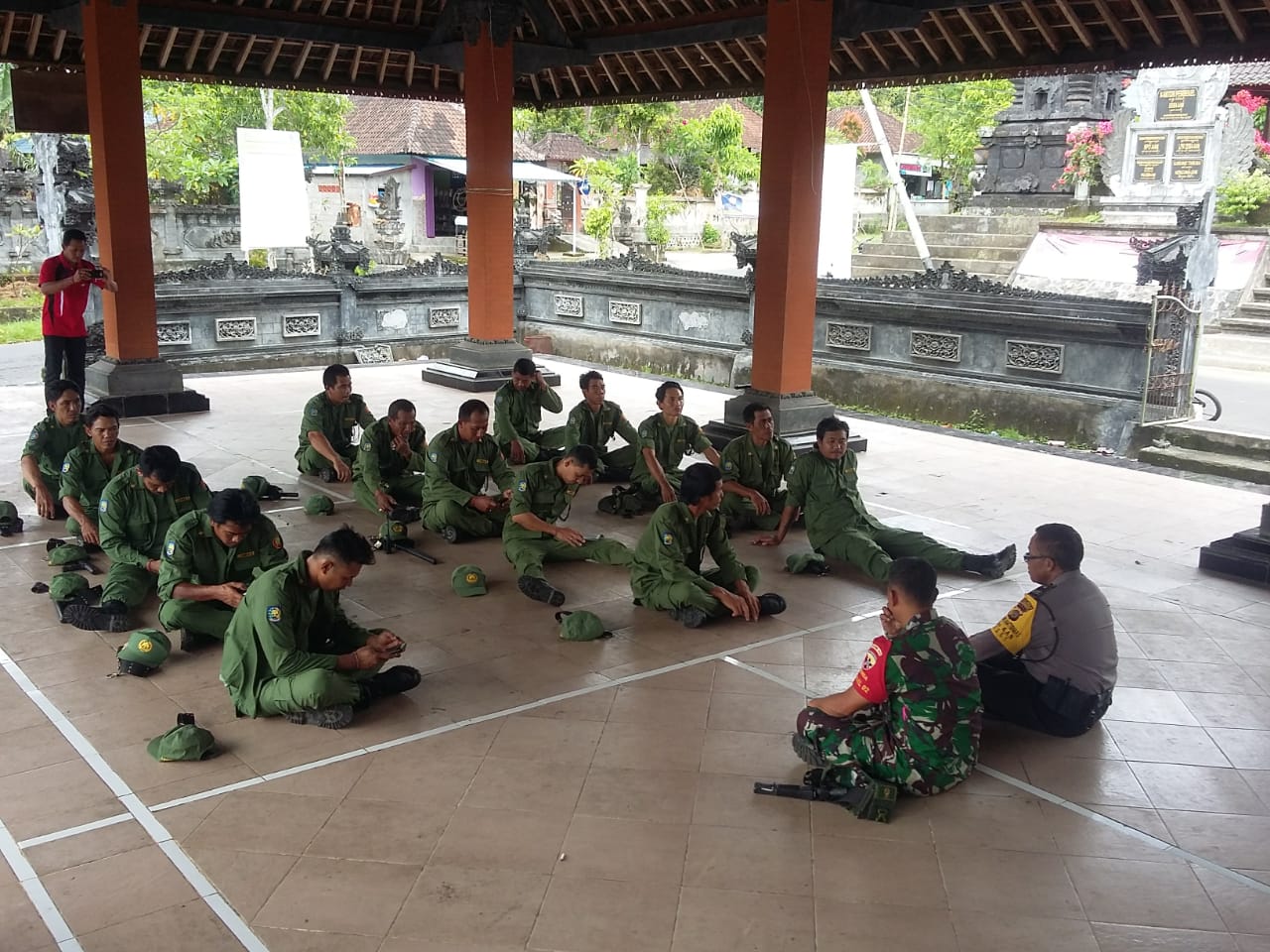 Babinsa Berikan Bimtek Pelatihan Kepada Linmas Desa Aan Bajarangkan Klungkung