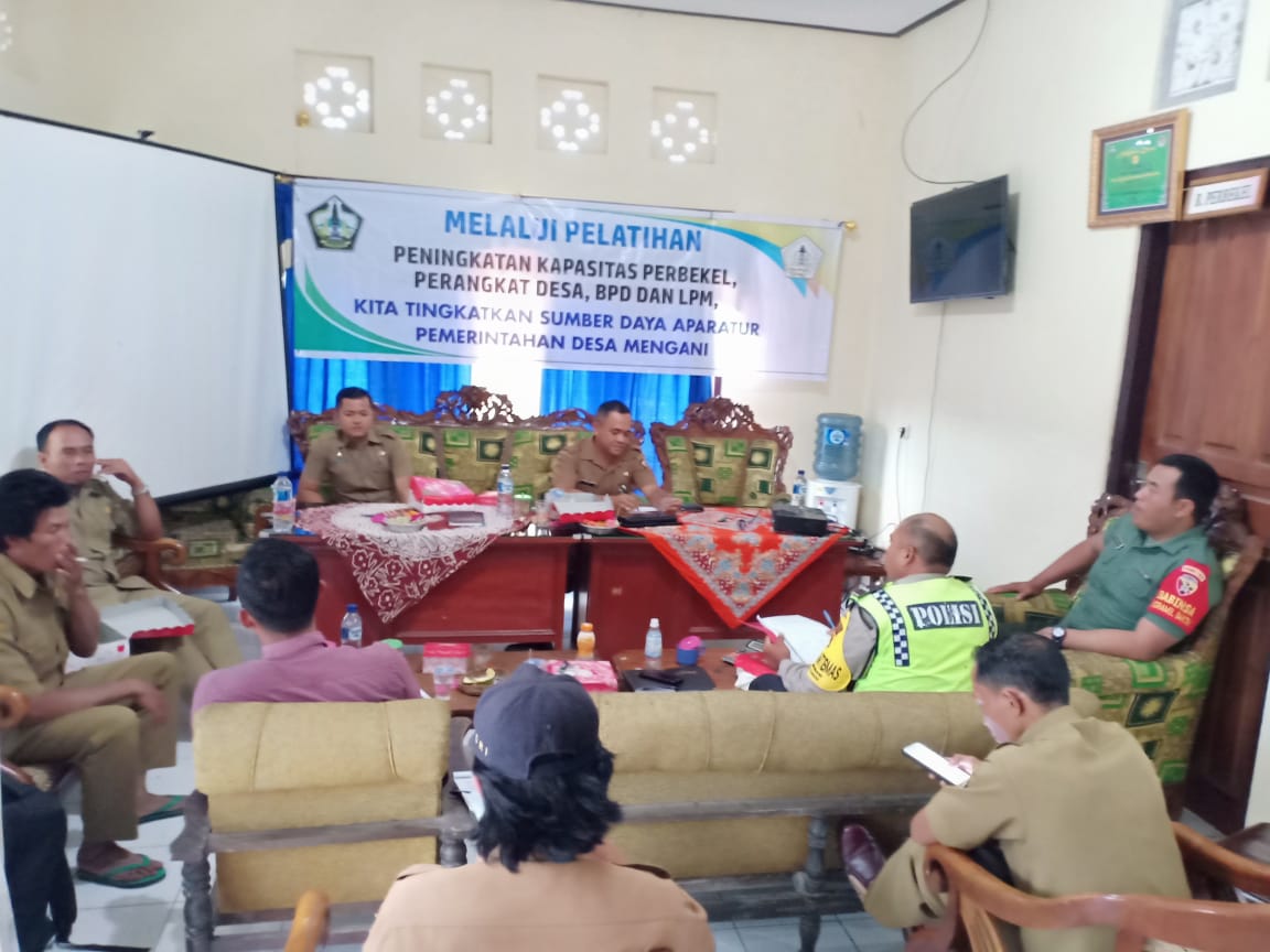 Babinsa Mengani Hadiri Pembekalan Peningkatan Kapasitas Aparatur Desa