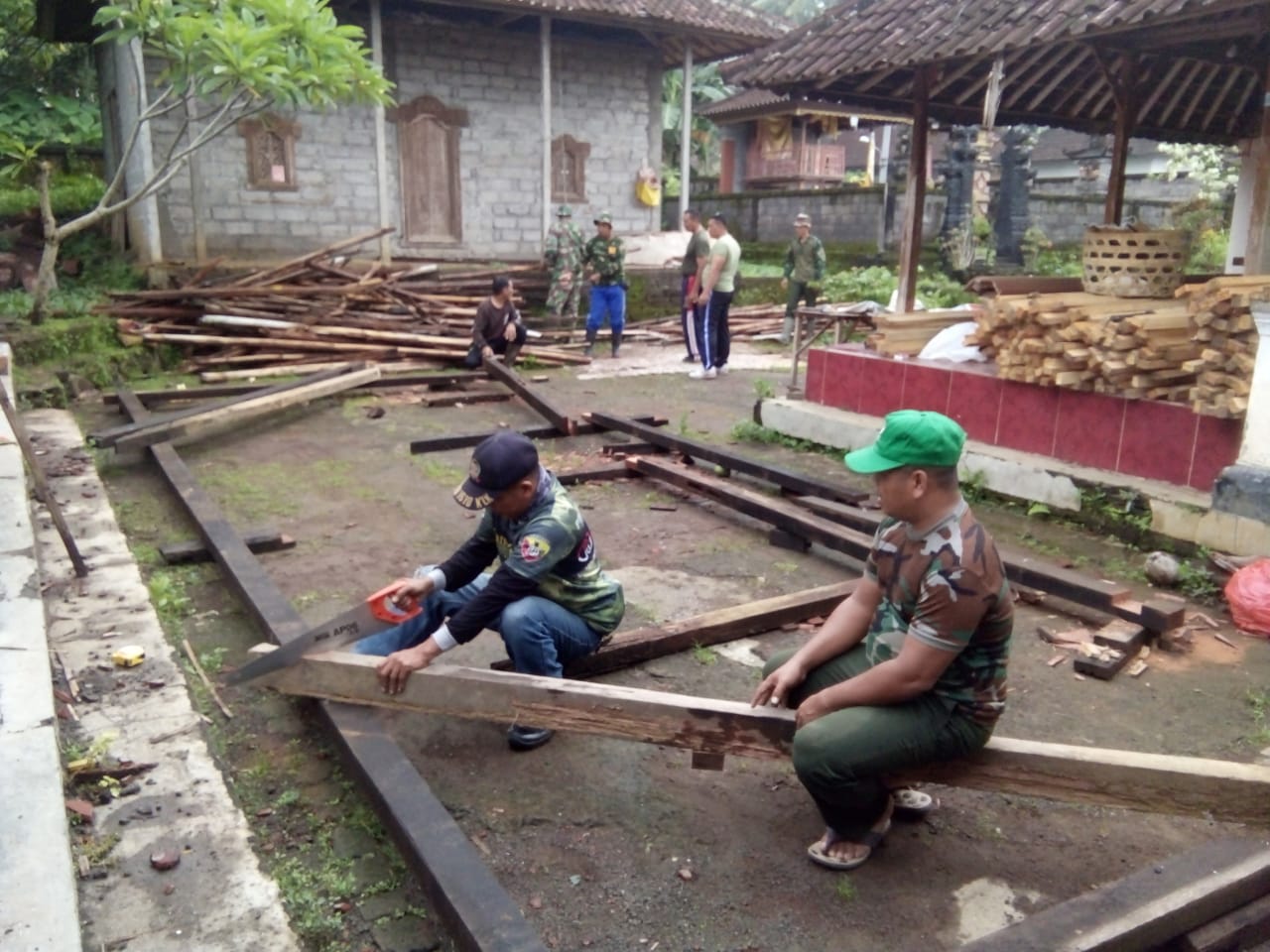 Koramil Banjarangkan Bantu Rehab Rumah Warga Kurang Mampu