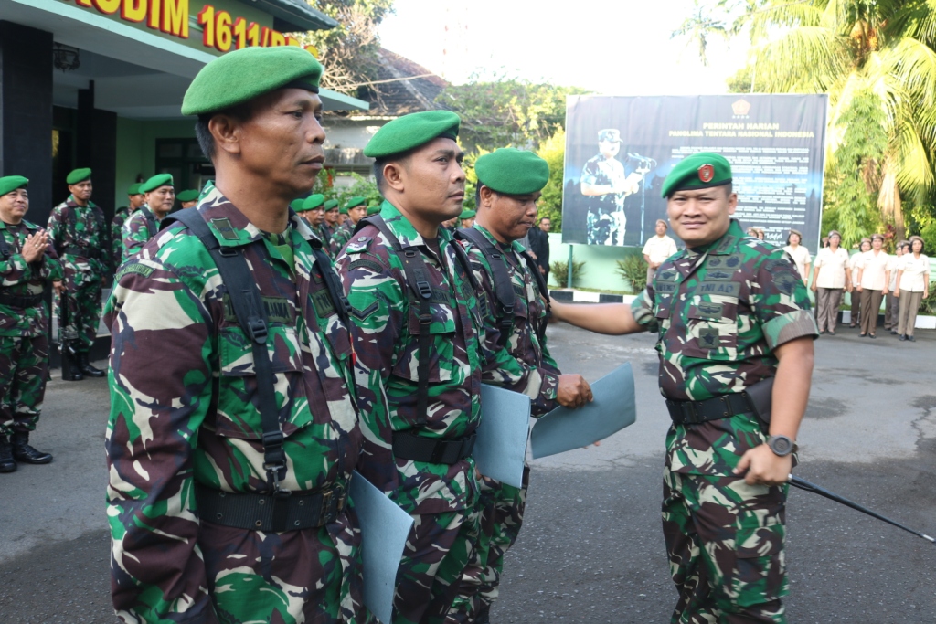 Dandim Badung Lepas Perwira Masa Persiapan Pensiun Dan Beri Penghargaan Babinsa Terbaik