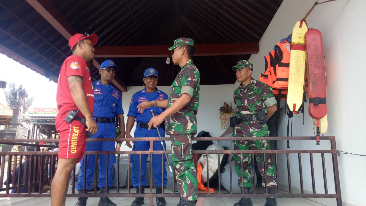 Tingkatkan Kewaspadaan Jelang Akhir Tahun, Dandim Tabanan Cek Kesiapan Alat SAR Di Tanah Lot