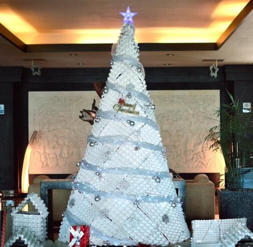 Aston Denpasar Hotel & Convention Center Menggunakan 111 Tempat Telur Kertas Bekas Untuk Pohon Natal