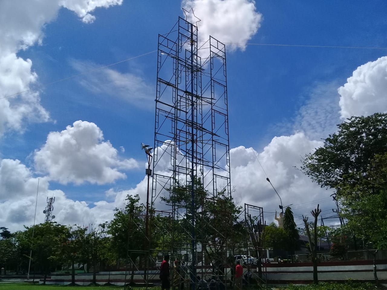 Dinas PU Belu Bangun Pohon Natal 19 Meter Di Lapangan Umum Atambua