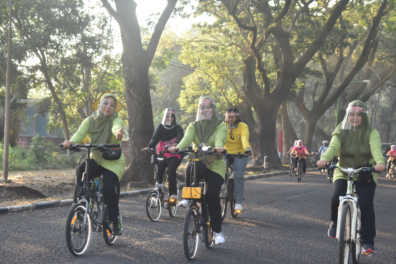 Ketua Persit KCK Koorcab Rem 081 Meriahkan Fun Bike Forkopimda Ladies/theeast.co.id