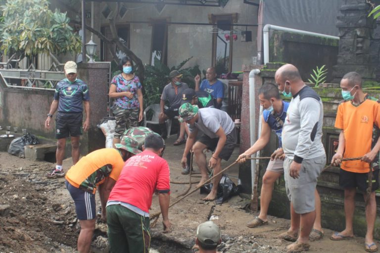 Atasi Banjir, Puluhan Warga Perumahan Lebah Sari Tabanan Gandeng TNI Bangun Saluran Air