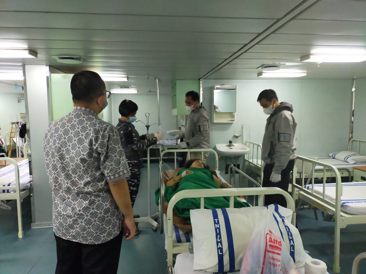 KRI dr. Soeharso-990 Layani 50 Pasien Korban Gempa Mamuju dalam Satu Hari