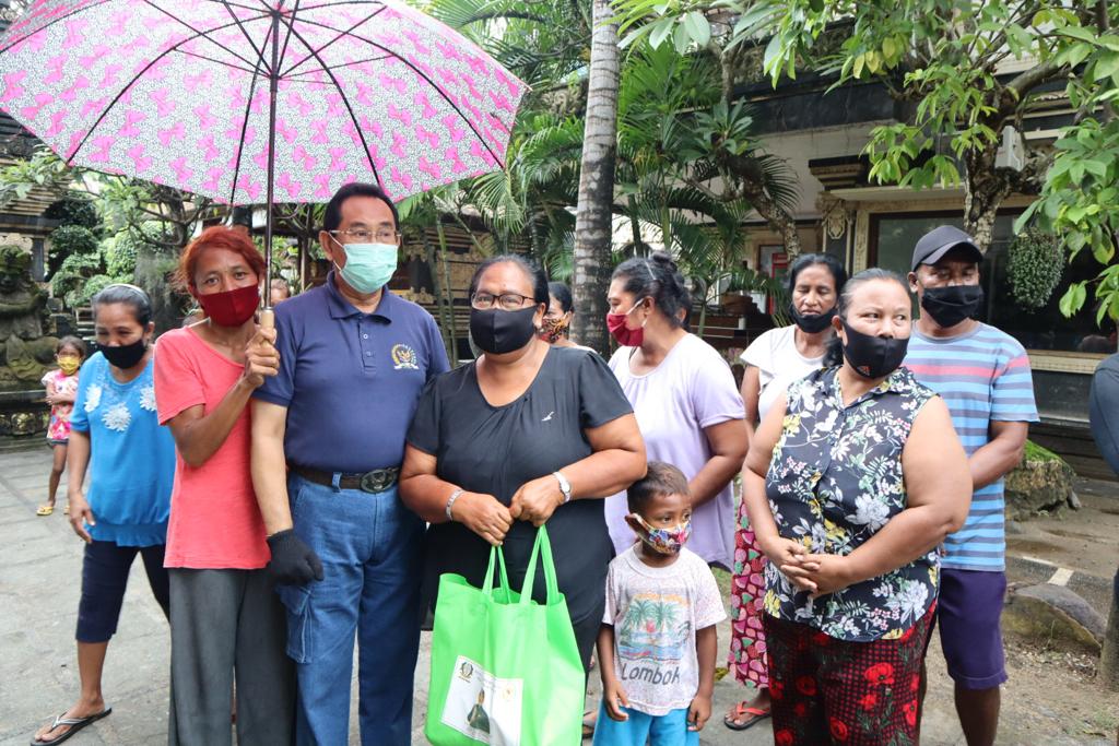 Warga Tanjung Benoa dapat 50 Paket Sembako dari AA Gde Agung