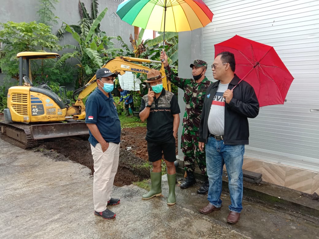 Danrindam IX/Udayana Turun Langsung Bantu Warga yang Kebanjiran