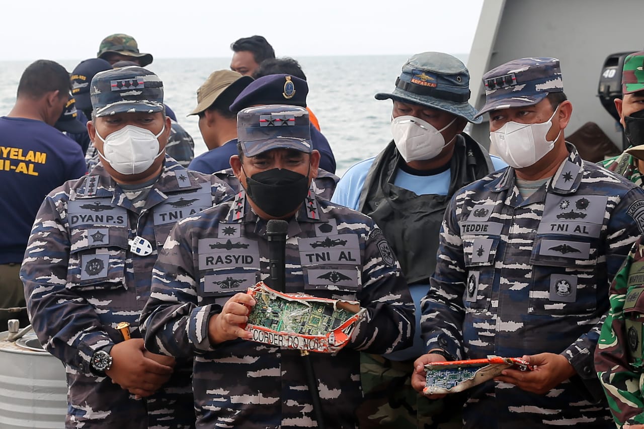 Hari Kesembilan Pencarian SJ 182, Tim SAR Gabungan TNI AL Serahkan Temuan