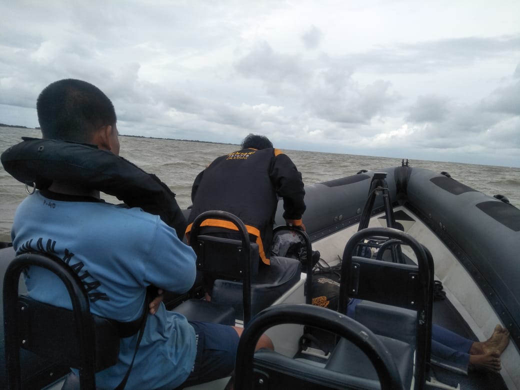 Disela SAR Pesawat SJ 182, Kopaska TNI AL Evakuasi 2 Nelayan Terapung di Perairan Untung Jawa