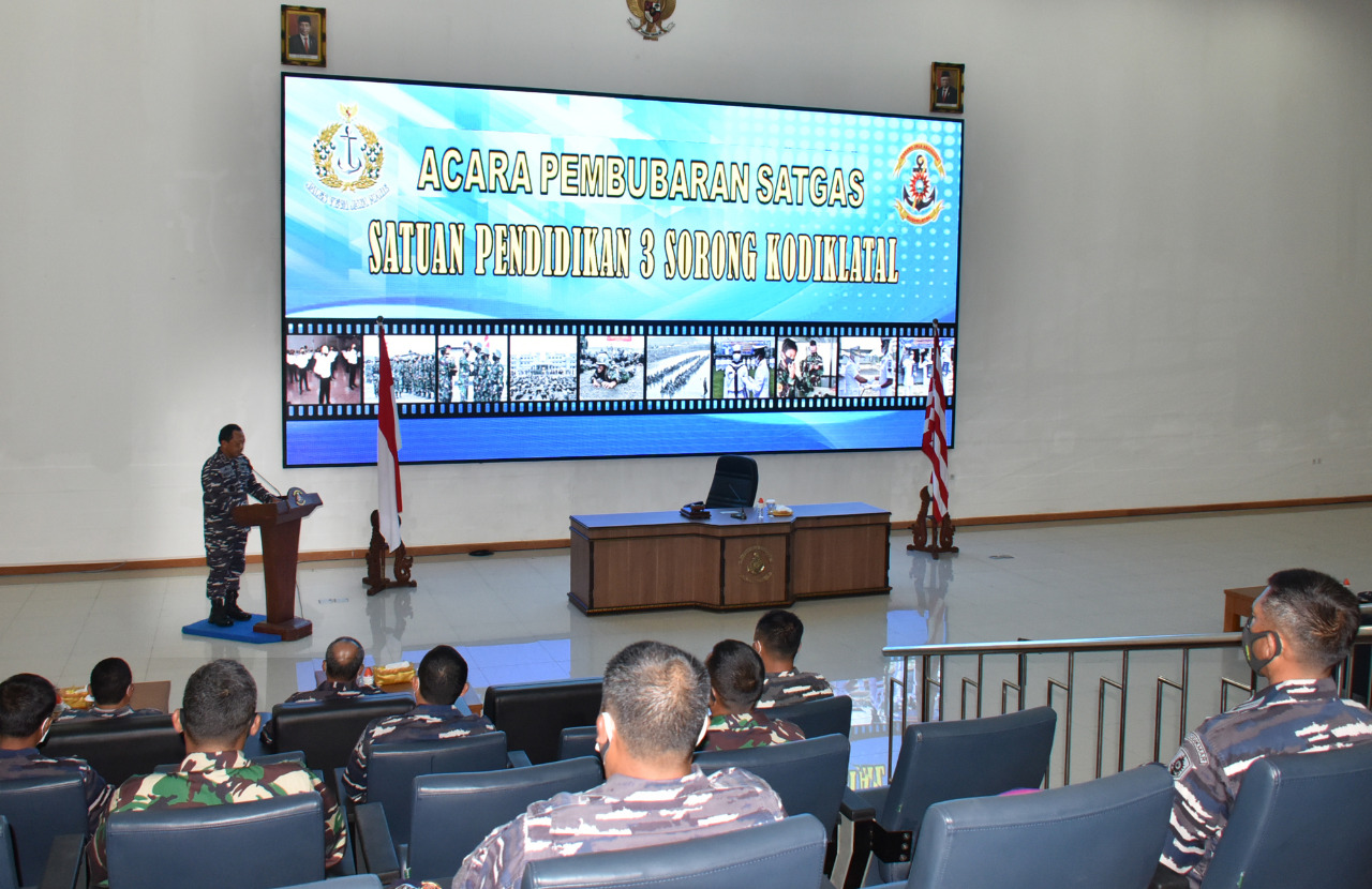 Komandan Kodiklatal Bubarkan Satgas Satuan Pendidikan 3 Sorong Papua.