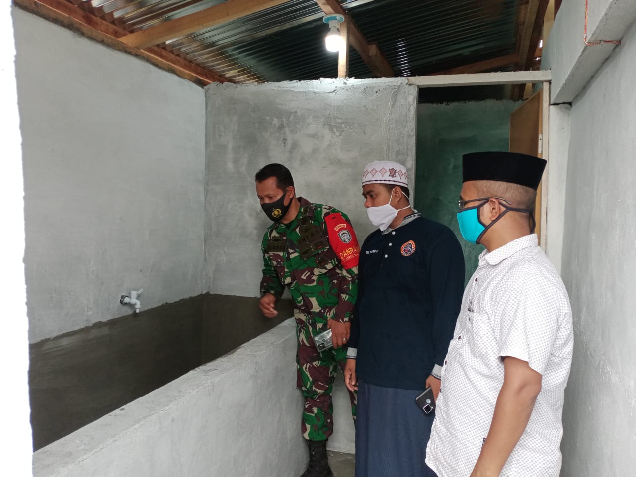 Danramil 07/JP Serahkan Bantuan MCK dan Tempat Wudhu kepada TPA Al-Mukhlisin