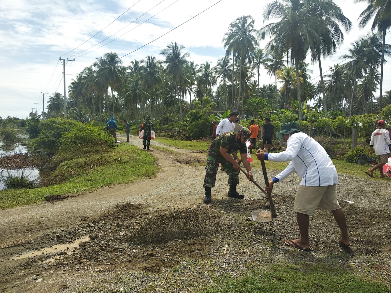 Sertu Juliono Membudayakan Gotong-Royong dalam Setiap Kegiatan di Desa Binaan