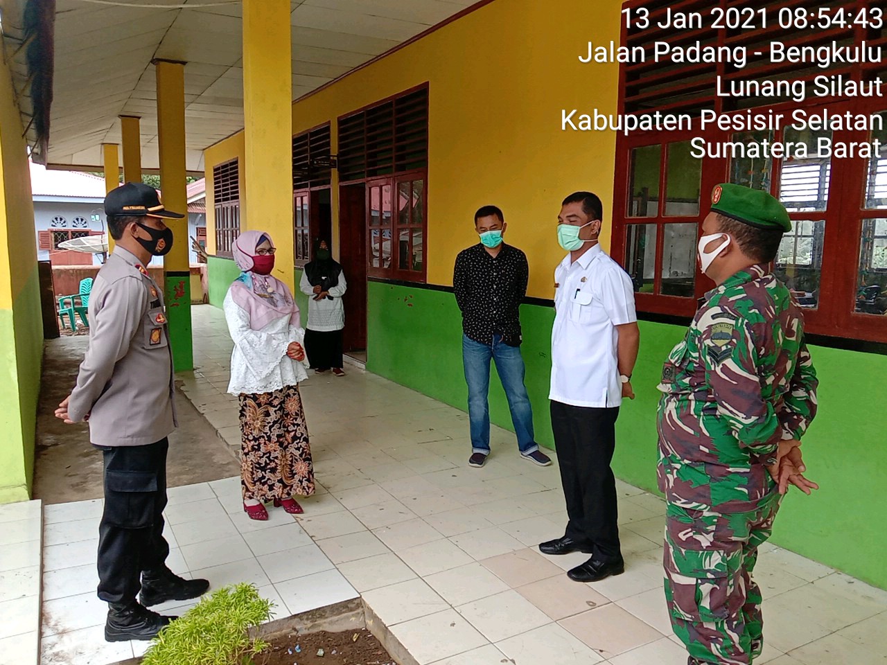Babinsa Dampingi Muspika Sidak Sekolah Cek Penerapan Prokes