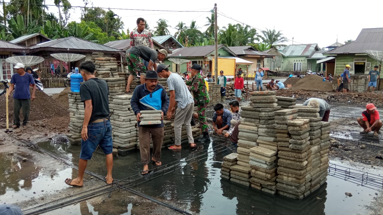 TNI Bersama Masyarakat Gotong Royong Bangun Rumah Rumah Warga