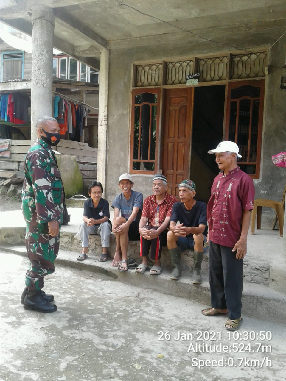 Komsos Dimasa Pandemi Babinsa Koramil 06/Bayang Ajak Warga Selalu Terapkan 3M