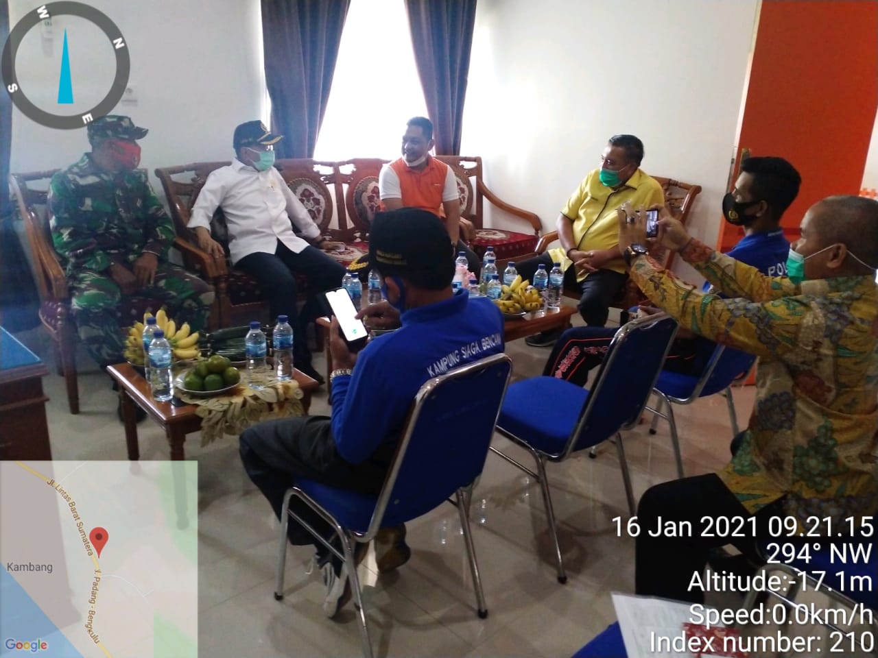 Danramil 04/Lengayang Dampingi Penyaluran Sembako untuk Korban Banjir