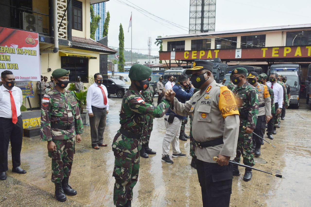 18 Personel Satgas Pamtas RI-PNG Terima Penghargaan Kapolresta Jayapura