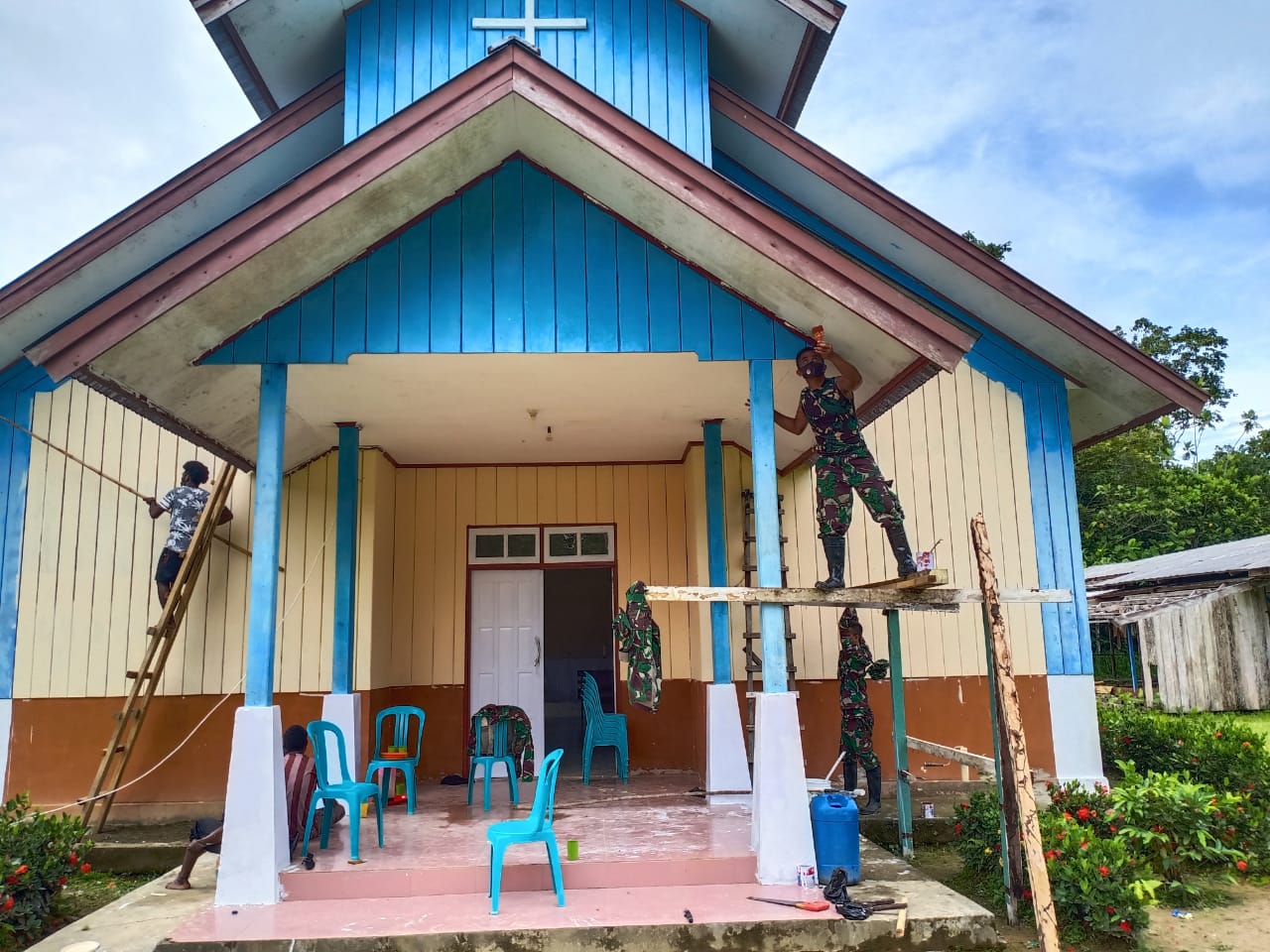 Satgas Pamrahwan Yonif 756/WMS SSK l Pos Jita Merenovasi Gereja Katolik Santo Stevanus