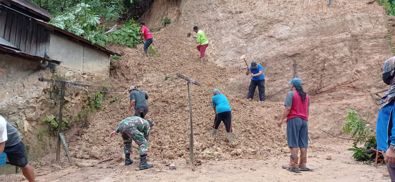 Longsor Menimpa Rumah Warga, Babinsa dan Bhabinkamtibmas Turun Tangan