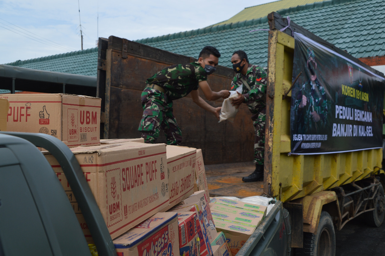 Peduli Korban Banjir, Kodim 0904/Tanah Grogot Kirim 2 Truk Paket Sembako Untuk Warga Kalsel
