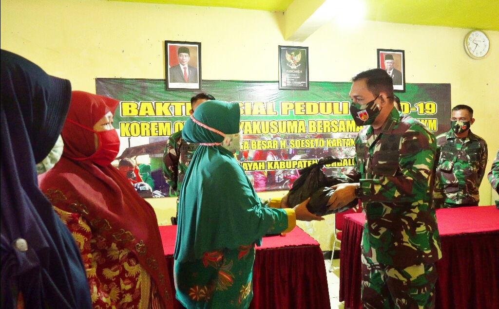 Korem 071/Wijayakusuma Peduli Bantu Masyarakat Sekelilingnya Terdampak Pandemi Covid-19