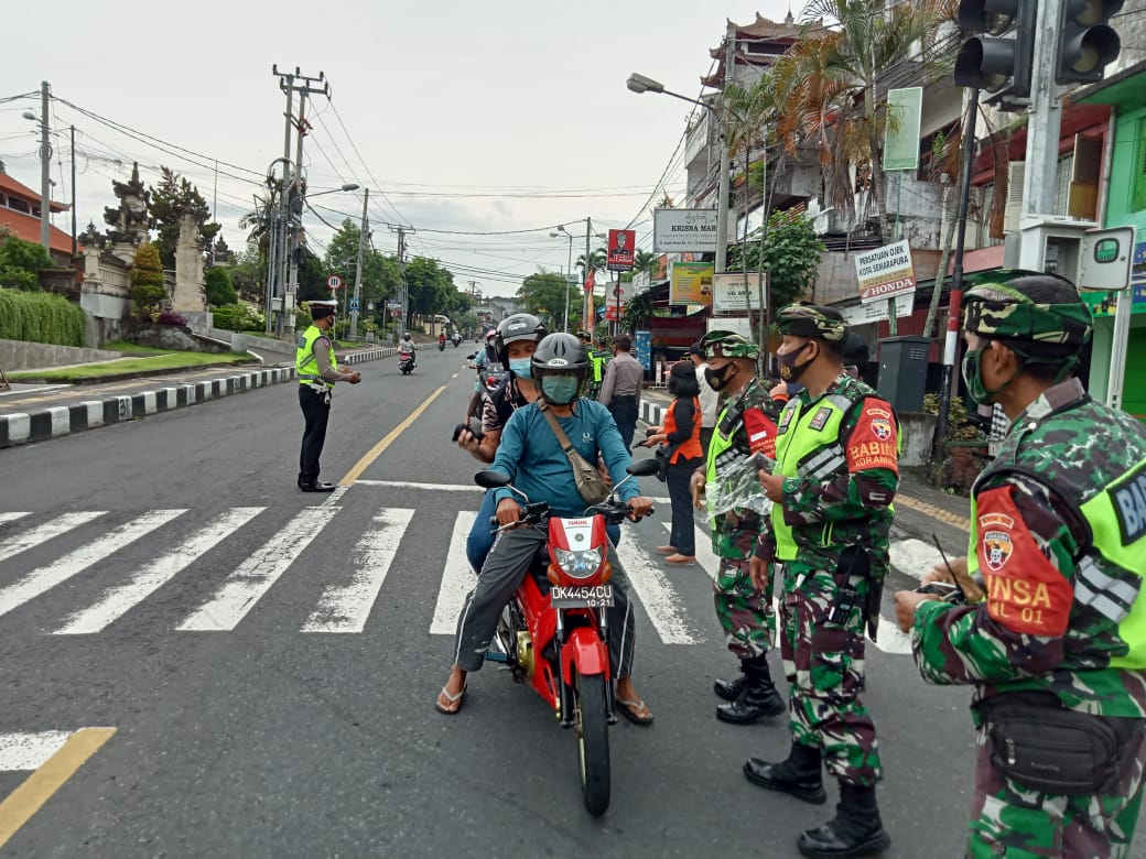 Kodim Klungkung Bagikan Masker Gratis Bagi Warga