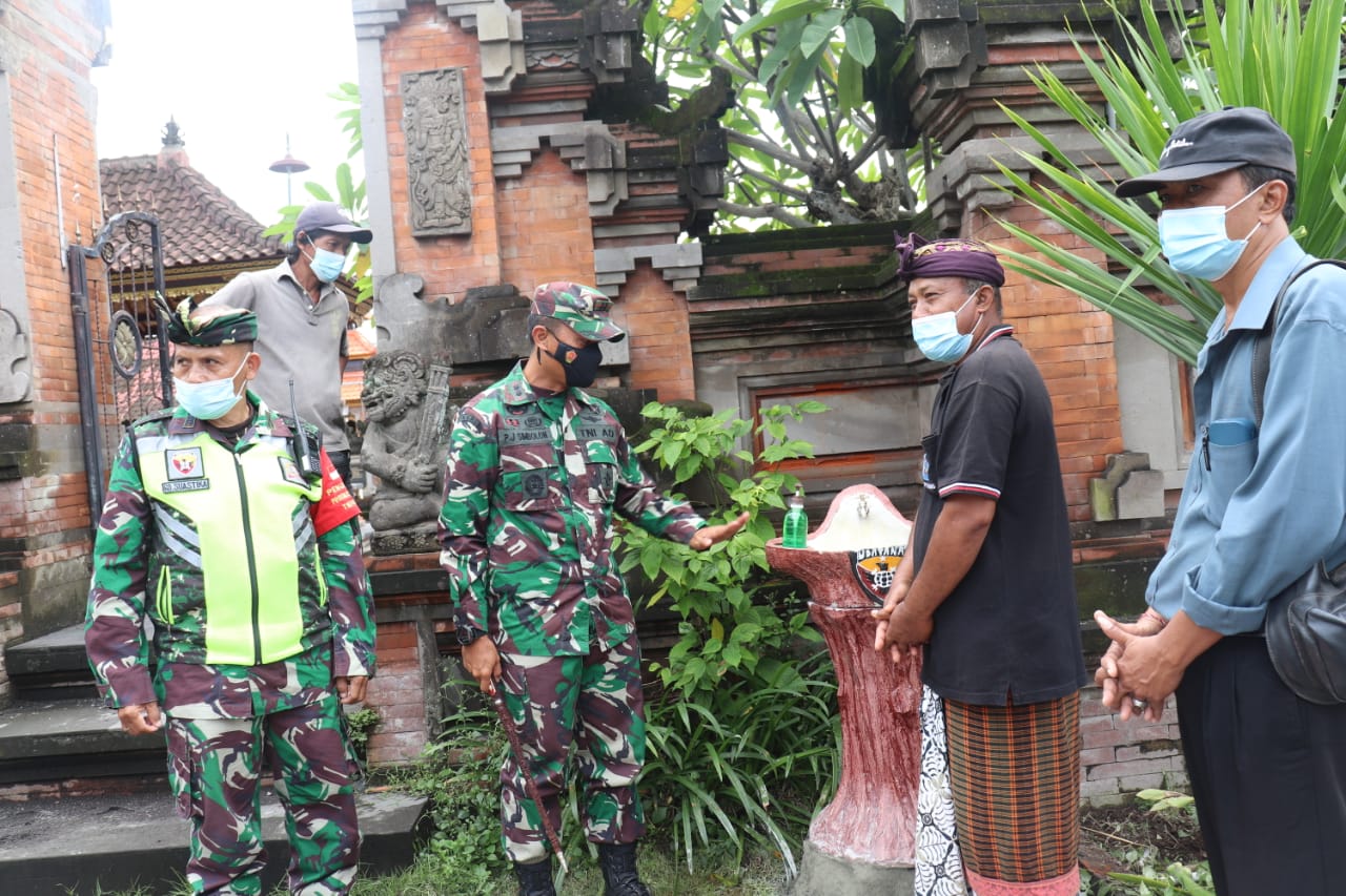 Dandim Klungkung Serahkan 1 Unit Wastafel Siap Pakai Untuk Desa Adat Takmung