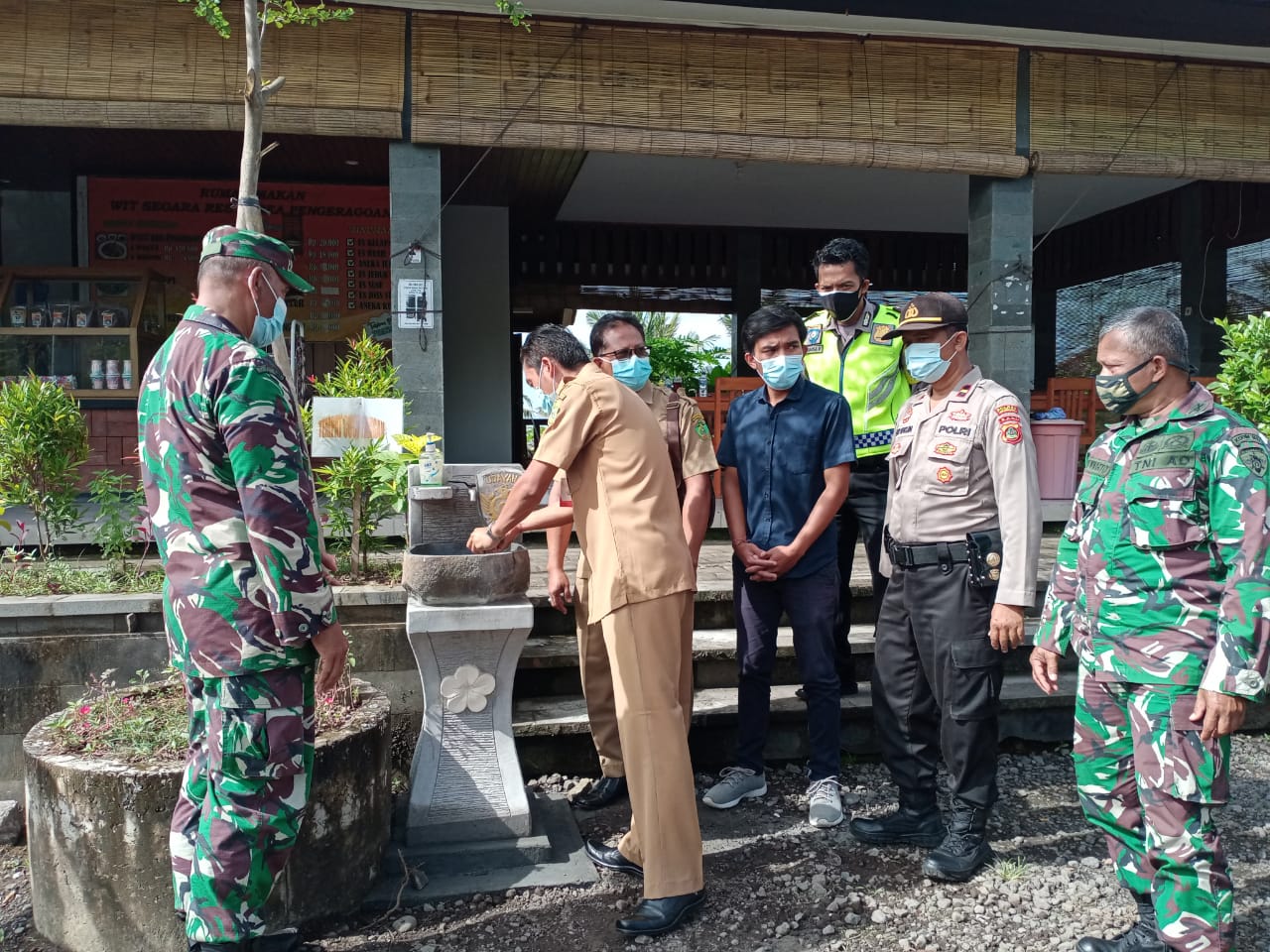 Kodim Jembrana Serahkan Bantuan Wastafel