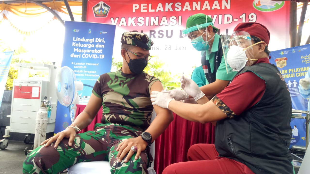 Dandim Bersama Forkompinda Bangli Suntik Vaksin Perdana