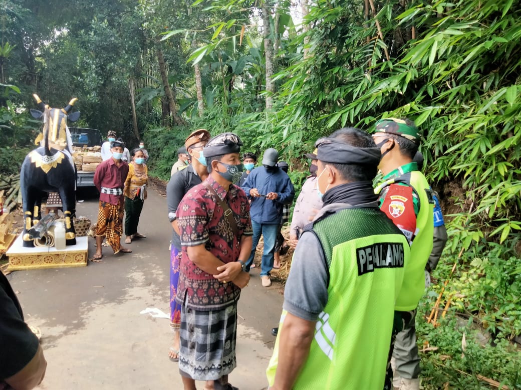 Sambangi Tiga Upacara Pengabenan Satgas Enforce Kerumunan Ingatkan Prokes