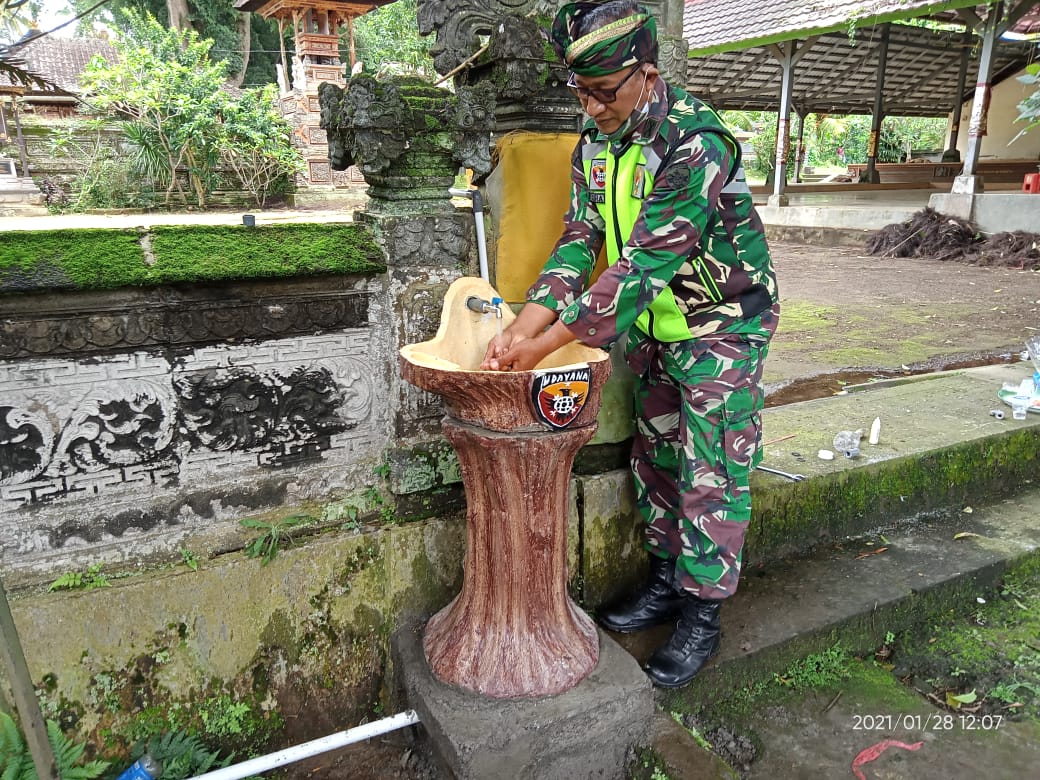 Kodim Bangli Pasang Wastafel Di Areal Pura Dalem Agung Tampuagan