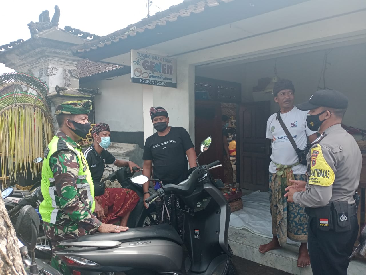 Komsos Saat Pandemi, Anggota Kodim Bangli Ajak Warga Jadi Pelopor 3M