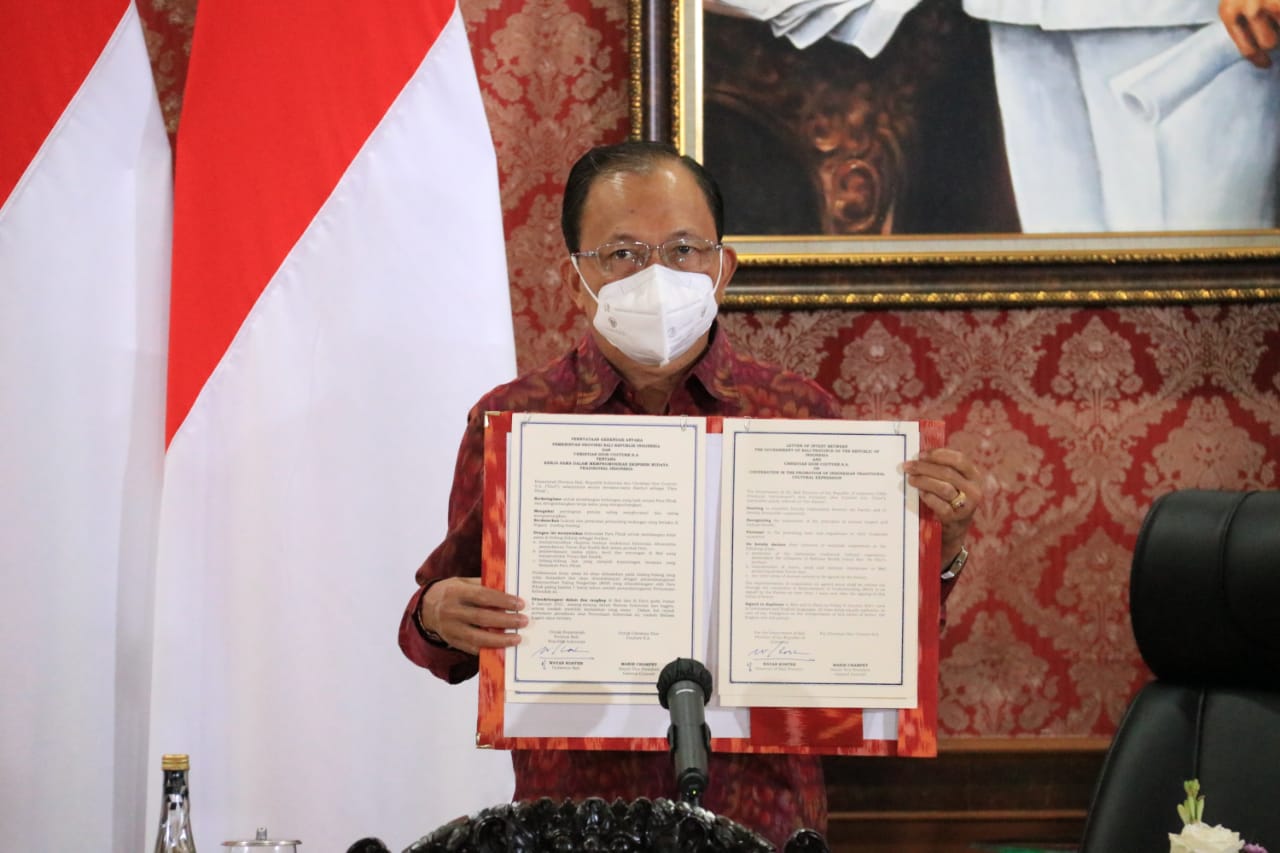 Gubernur Bali dan Marie Champey Tandatangani Kerja Sama Pemanfaatan Tenun Ikat Endek Bali dalam Produk Dior