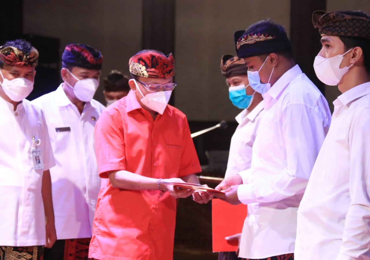 Serahkan SK CPNS Pemprov Bali Formasi 2019, Gubernur Bali Ajak Pahami dan Laksanakan Visi Nangun Sat kerthi Loka Bali