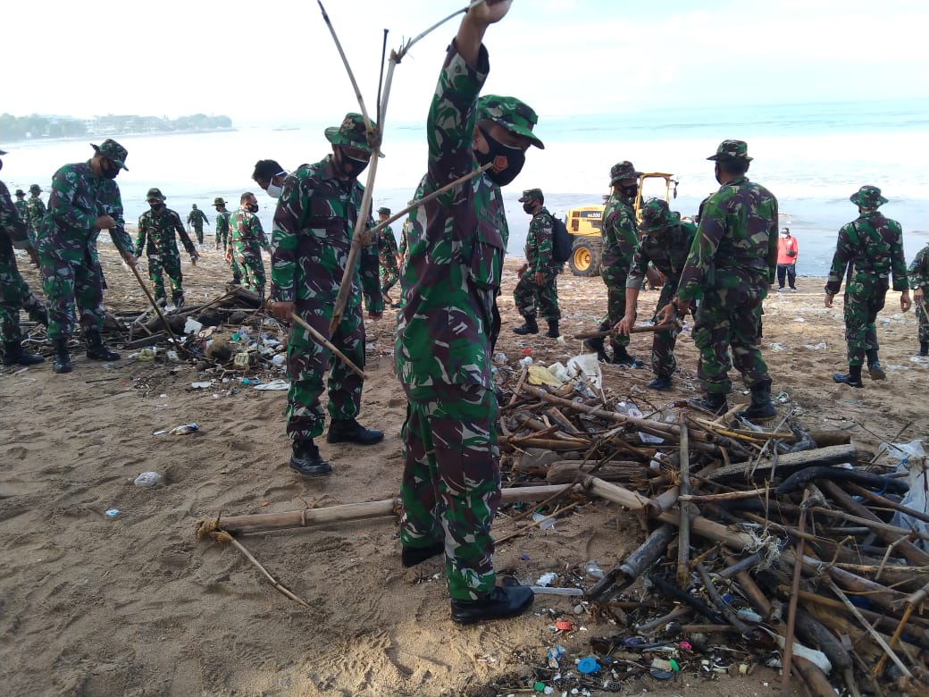 Prajurit Lanal Denpasar Dukung Karya Bakti Bersih Pantai Kuta