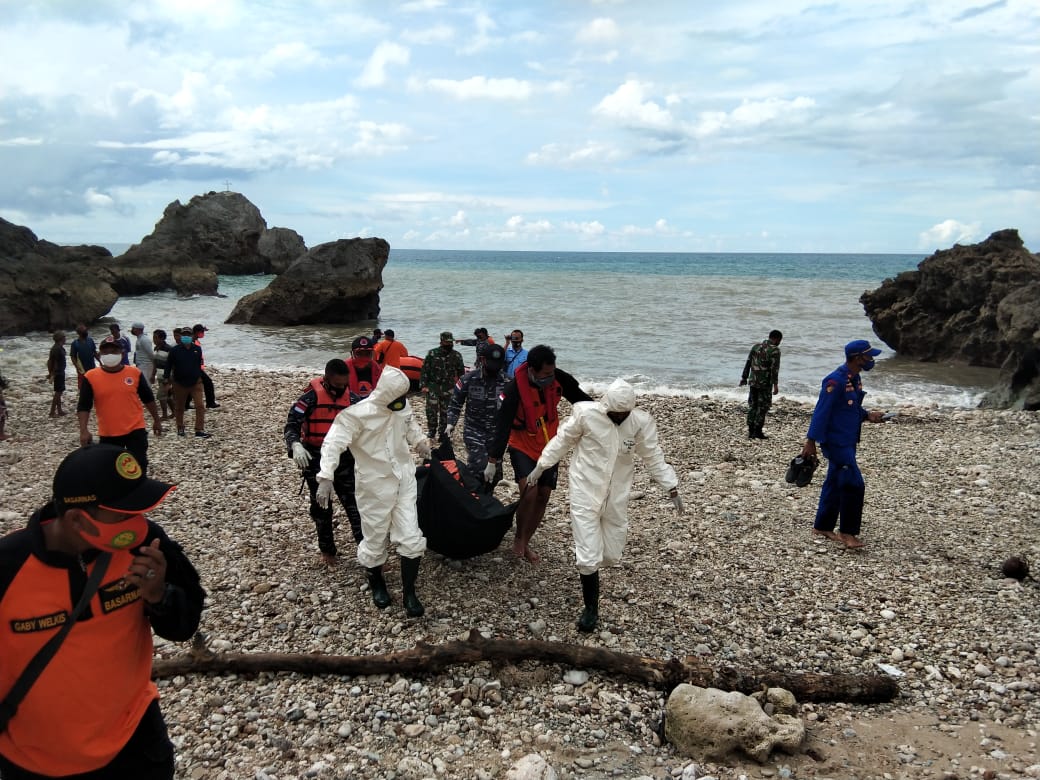 Prajurit Lanal Pulau Rote Evakuasi Korban Laka Laut