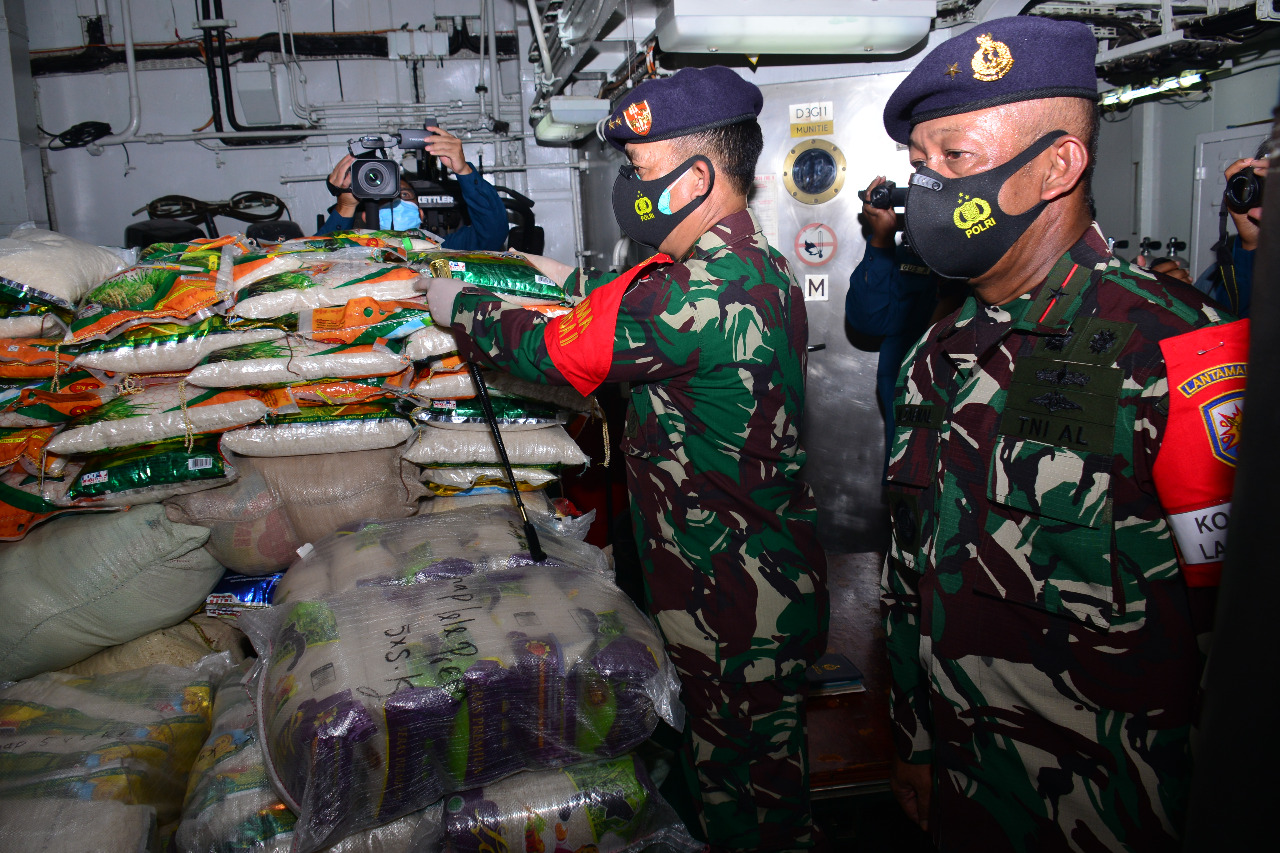 Bantuan untuk Korban Bencana Alam Posko II TNI AL Lantamal V, Diberangkatkan Dengan KRI Koarmada II